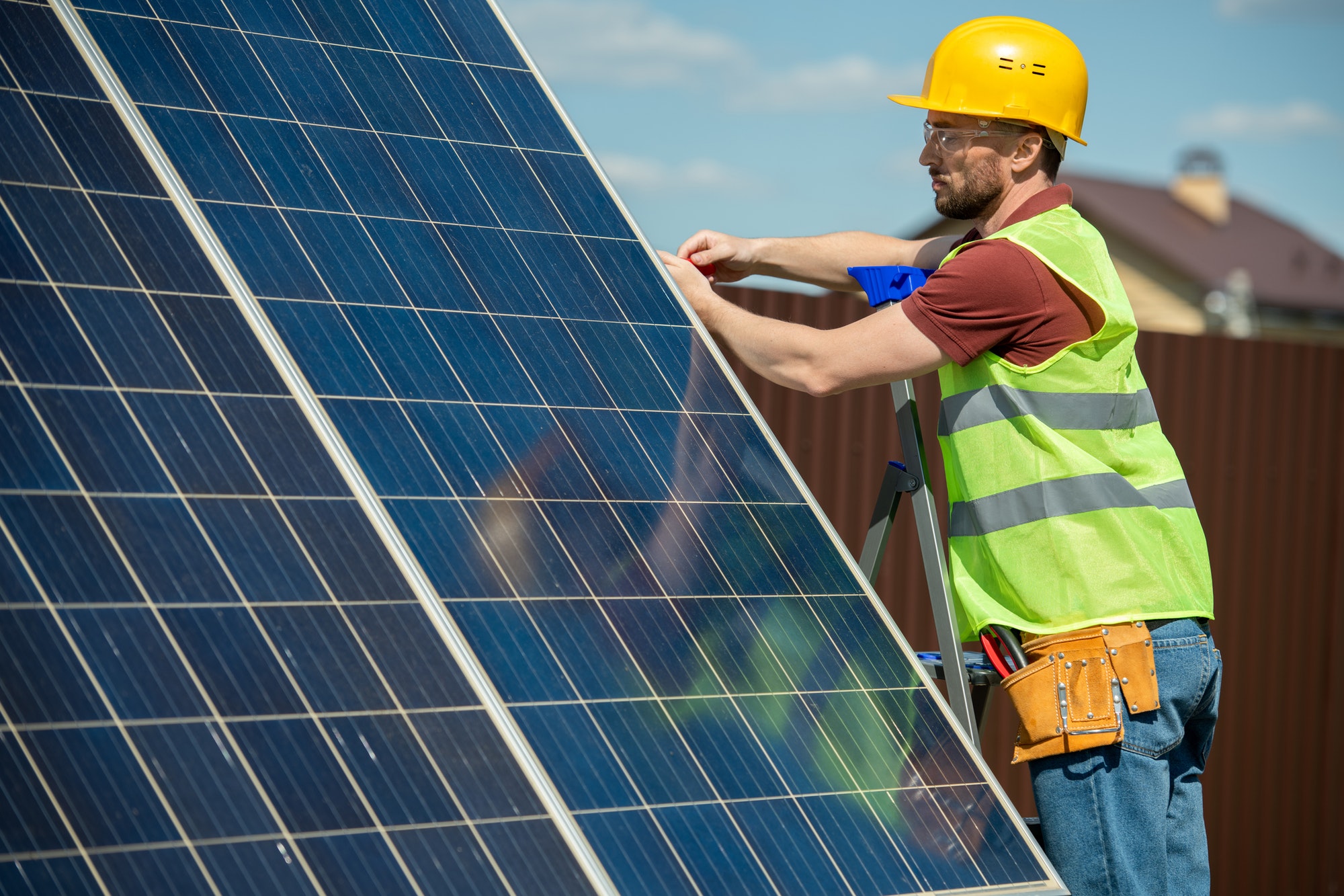 engineer-installing-solar-panel.jpg engineer-installing-solar-panel.jpg